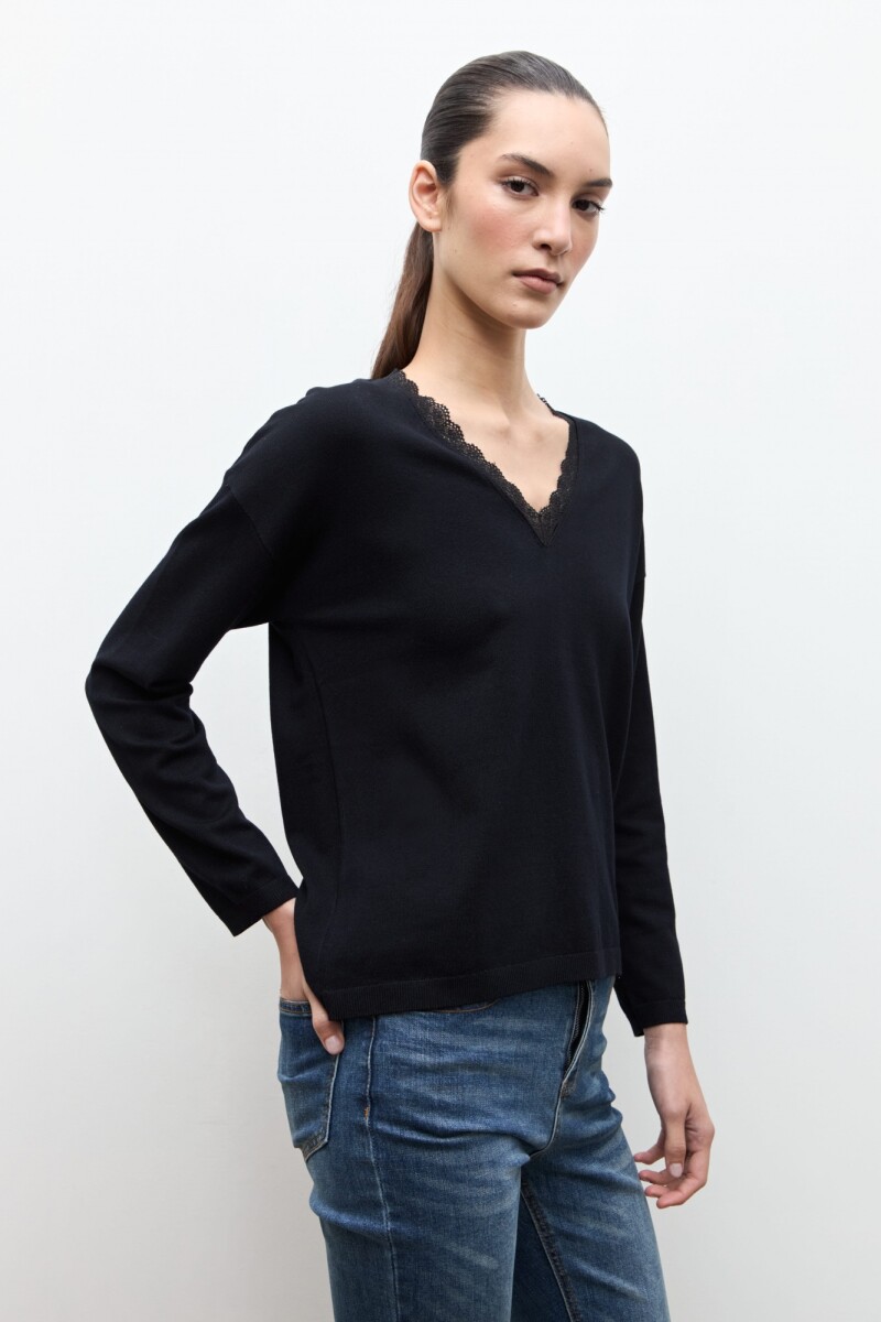Sweater con encaje negro