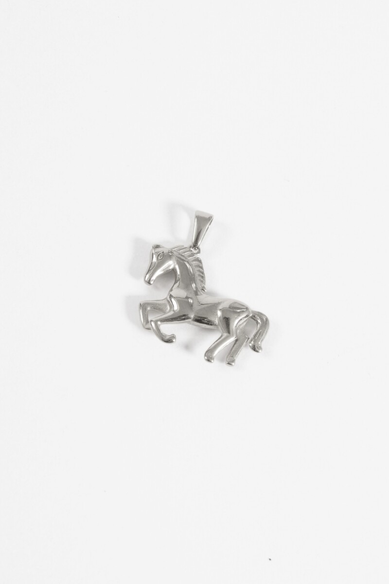Dije horse de acero plateado