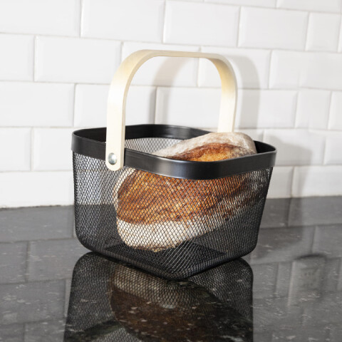 Canasta de metal con asas de madera negro