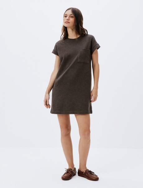 VESTIDO BÁSICO FEMENINO MANGA CORTA CON BOLSILLO MARRÓN