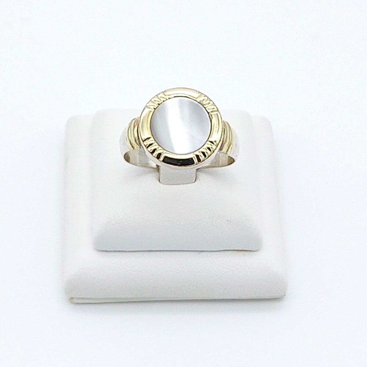 Anillo de plata 925 con double de oro 18 ktes y nácar. 