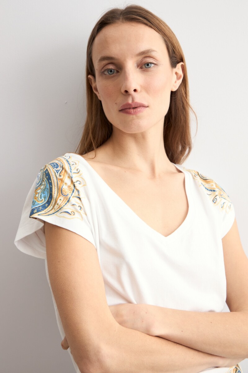 Remera escote V estampa paisley blanco