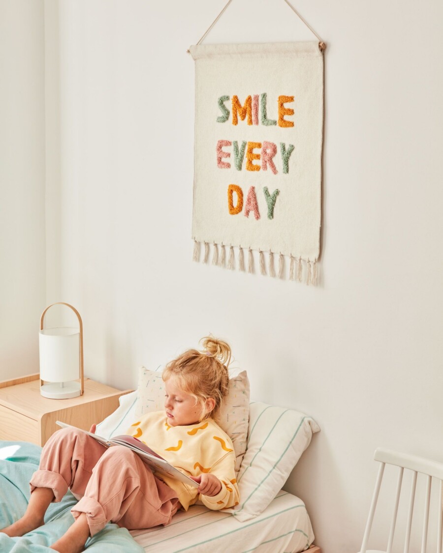 Tapiz mural Adelina smile every day blanco y mulicolor 52 x 60 cm Tapiz mural Adelina smile every day blanco y mulicolor 52 x 60 cm