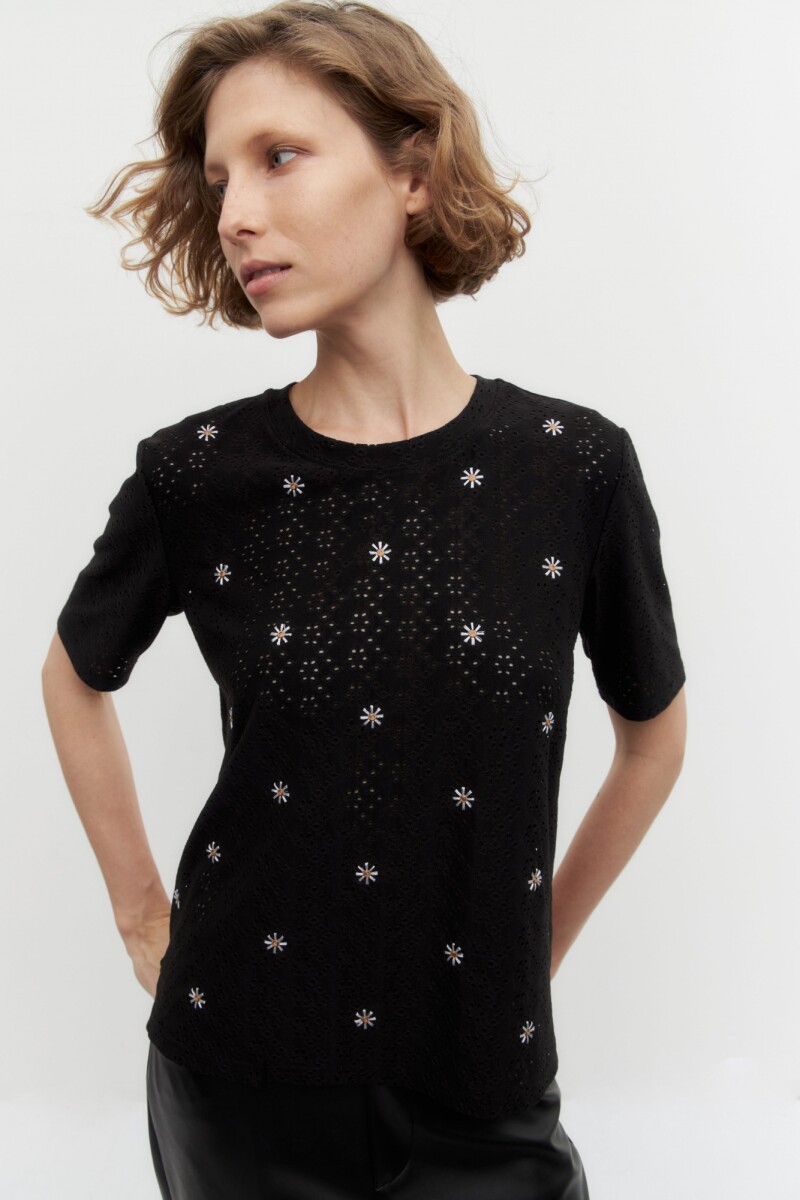 Remera de broderie con bordado negro