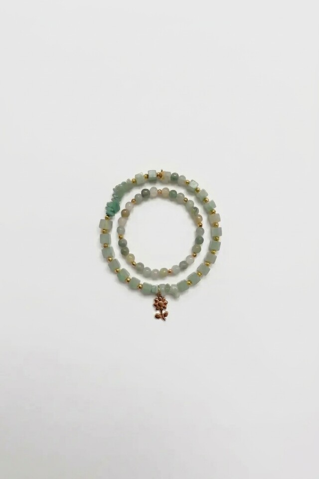 Pulsera piedras naturales con dije acero dorado
