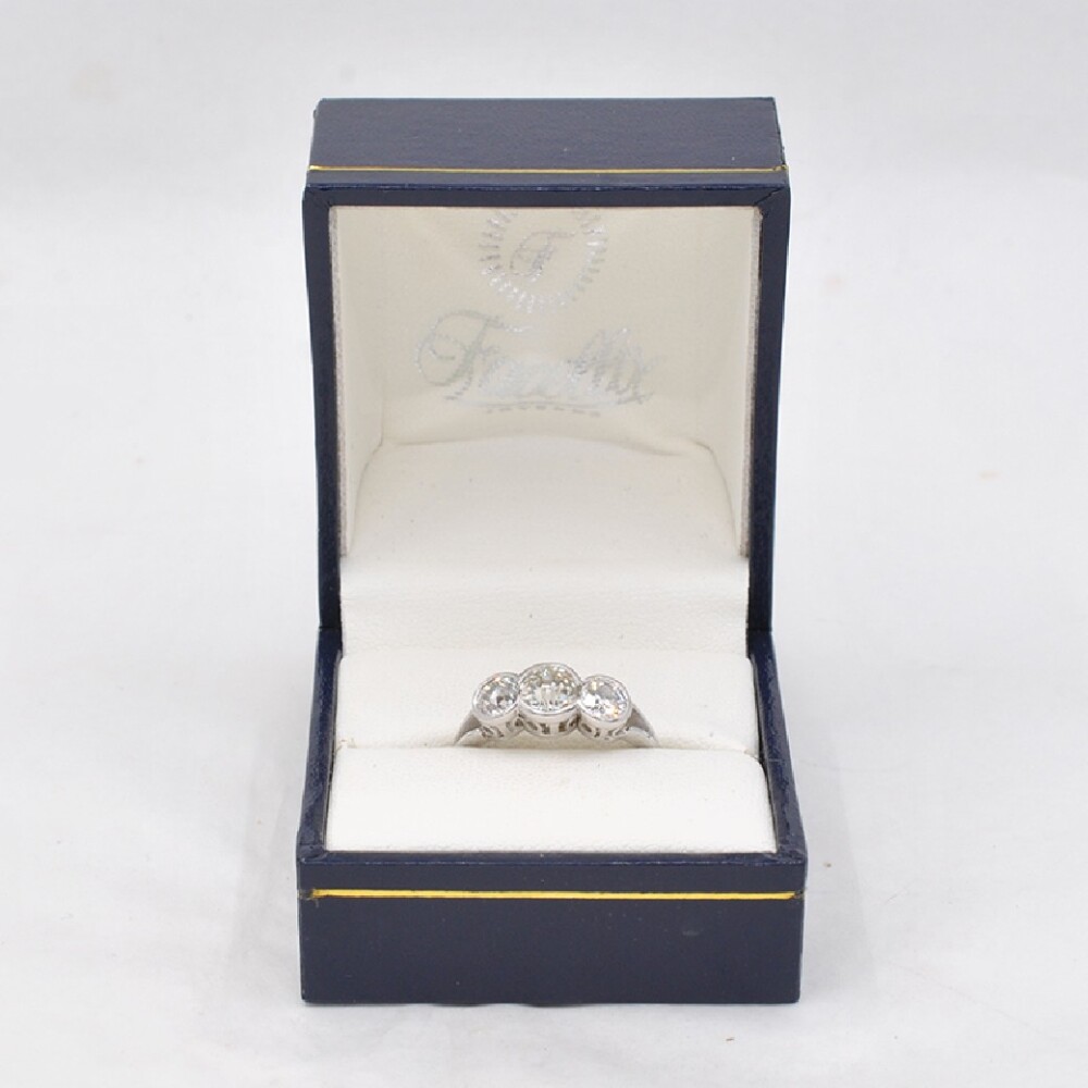 Anillo Platino Con 3 Brillantes, Nuevo, Estilo Antiguo Anillo Platino Con 3 Brillantes, Nuevo, Estilo Antiguo