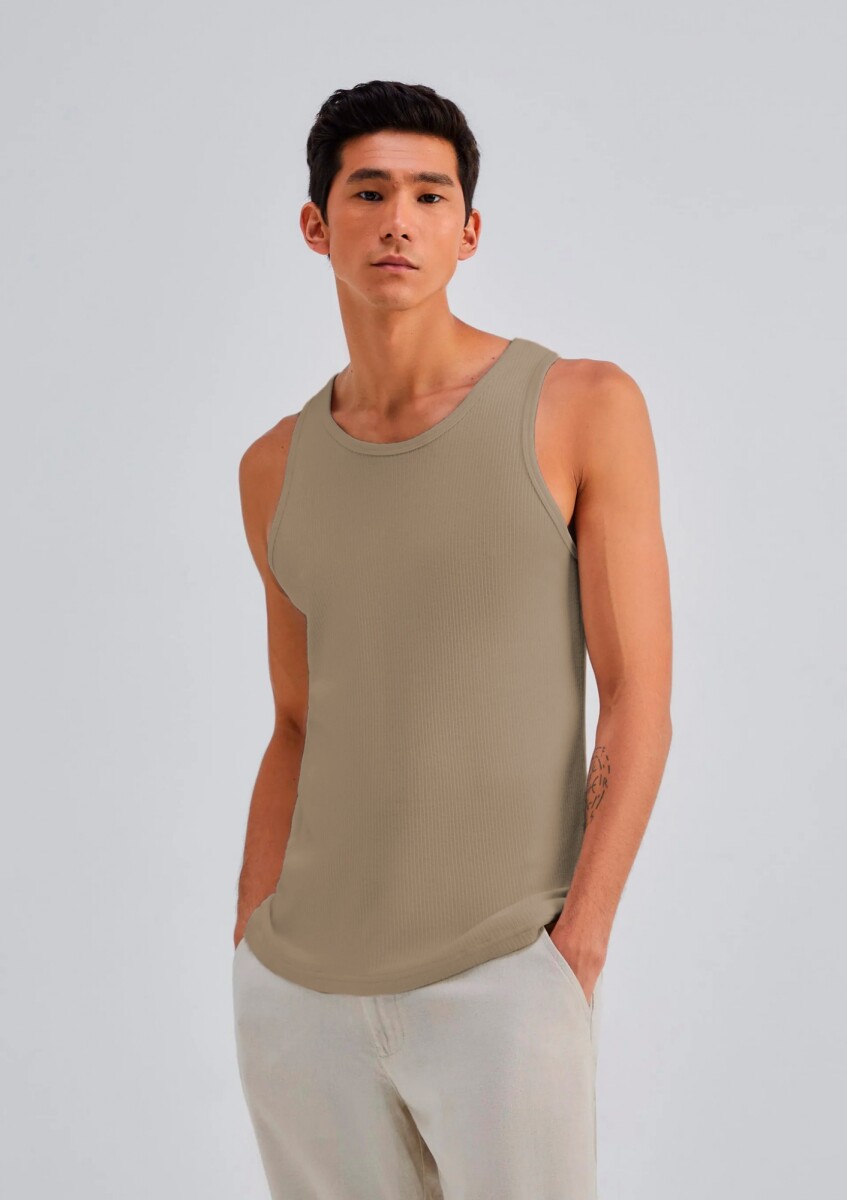 MUSCULOSA BÁSICA SLIM EN TELA ACANALADA - BEIGE 
