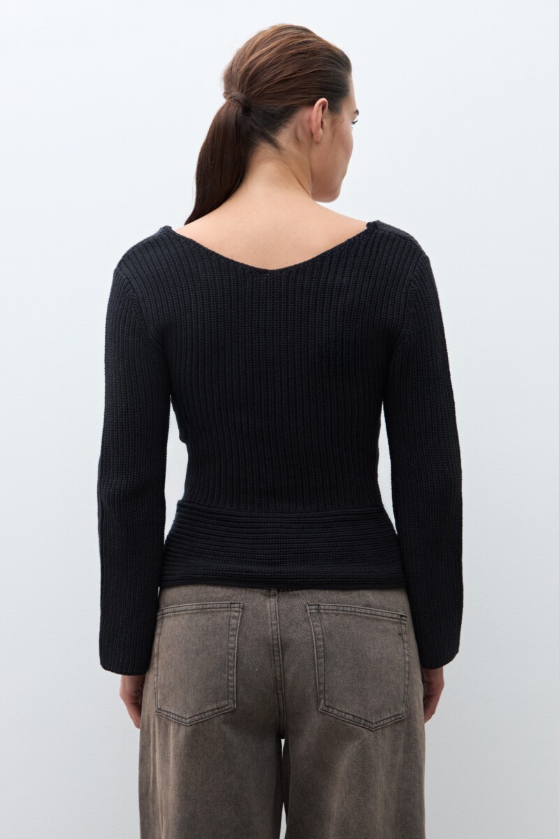 Sweater con lazo negro
