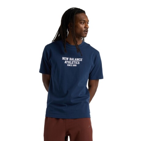 Remera New Balance de Hombre - Varsity Graphic - MT51526NNY BLUE