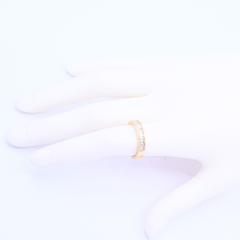 Anillo medio sin fin oro 18k engarce carril con brillantes. Anillo medio sin fin oro 18k engarce carril con brillantes.
