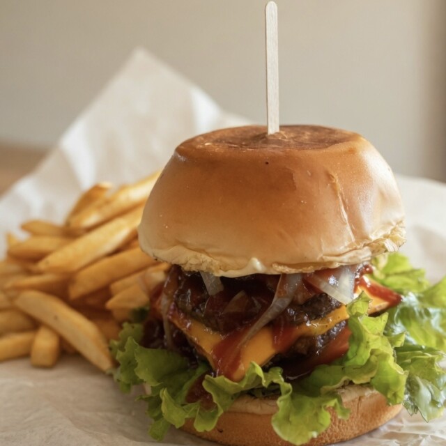 Hamburguesa Casera con Papas Fritas Hamburguesa Casera con Papas Fritas