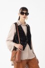 VEST DE LENTEJUELAS CON BOTON Negro