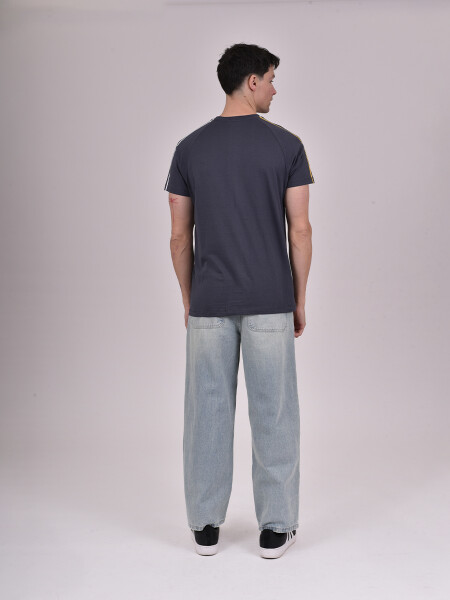 REMERA DRAKE GRIS OSCURO