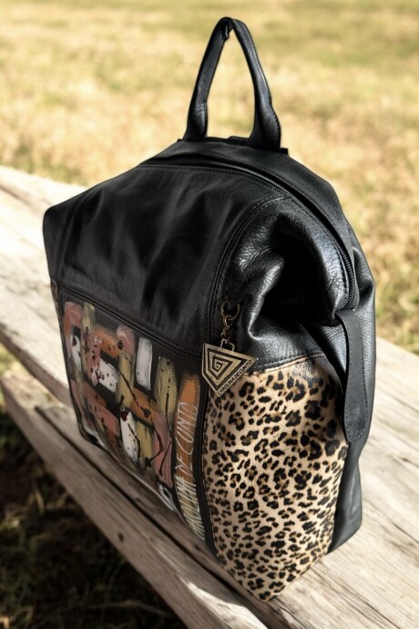 Mochila De Cuero ABRIL Linea Urbana Con Arte Pintado A Mano. Negra Con Print.