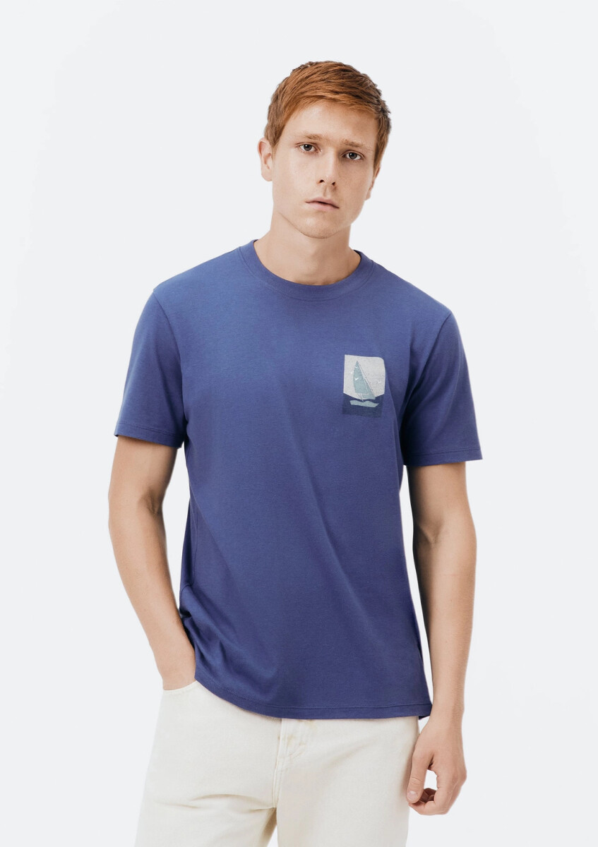 CAMISETA CON ESTAMPA MODELO REGULAR - AZUL 