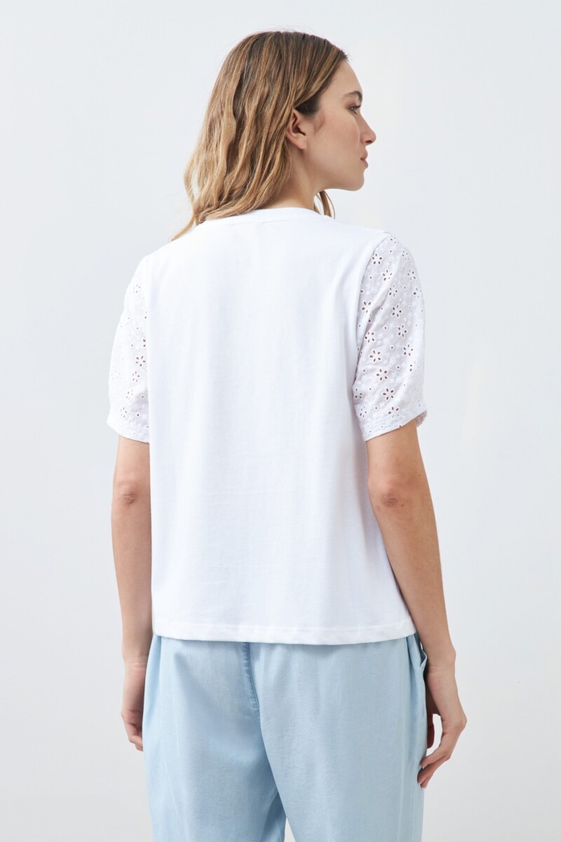 Remera con broderie blanco