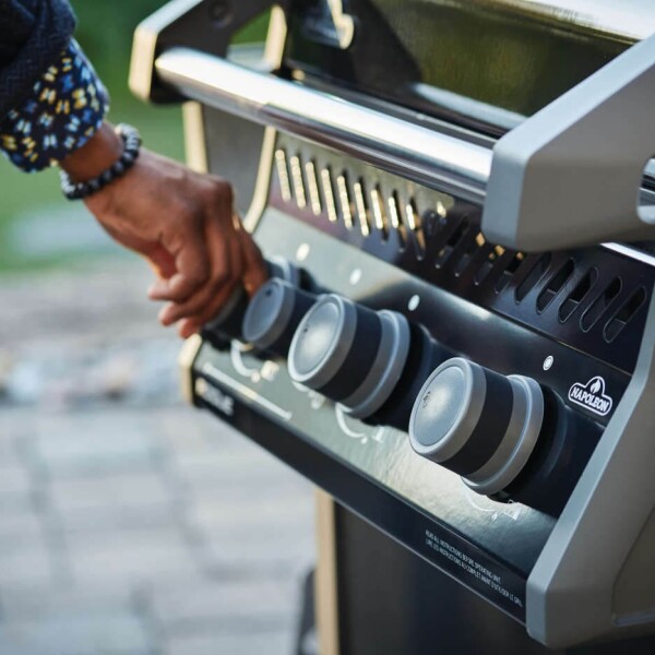 Parrilla a Gas Napoleon Rogue 425 3 Quemadores con SIZZLE ZONE® Parrilla a Gas Napoleon Rogue 425 3 Quemadores con SIZZLE ZONE®