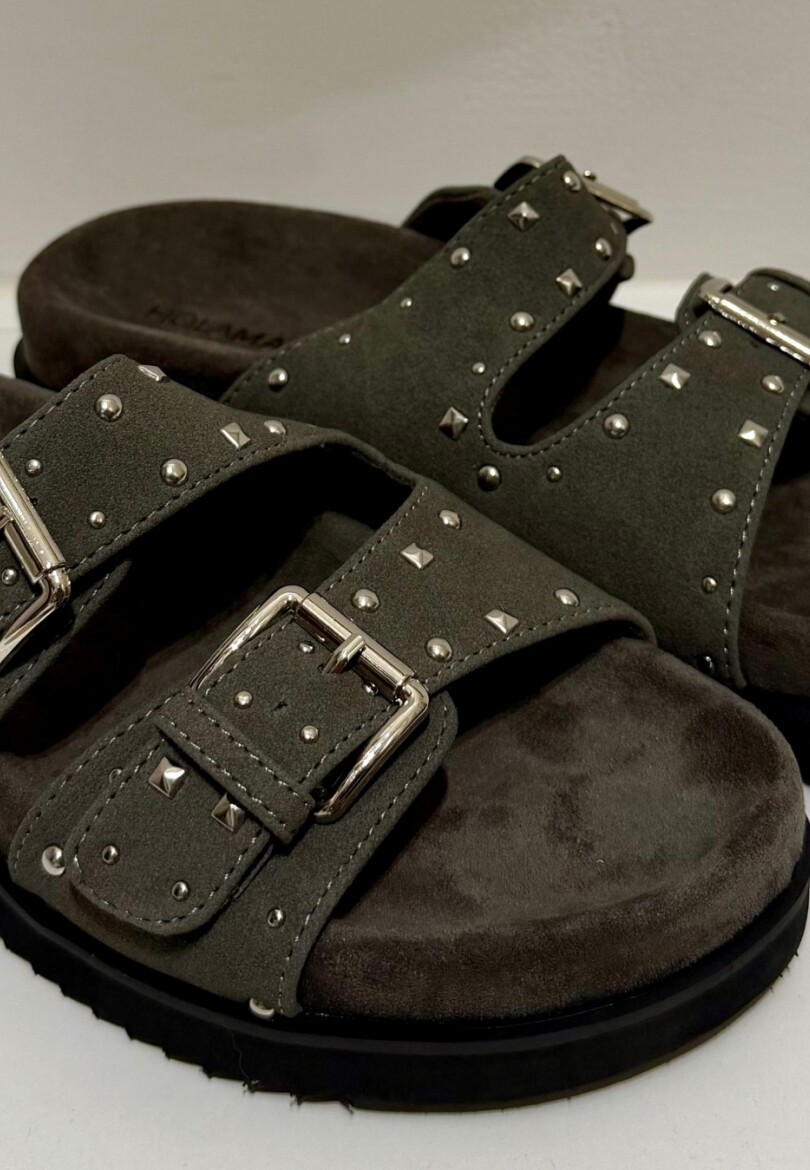 SANDALIA TIRAS TACHAS Gris