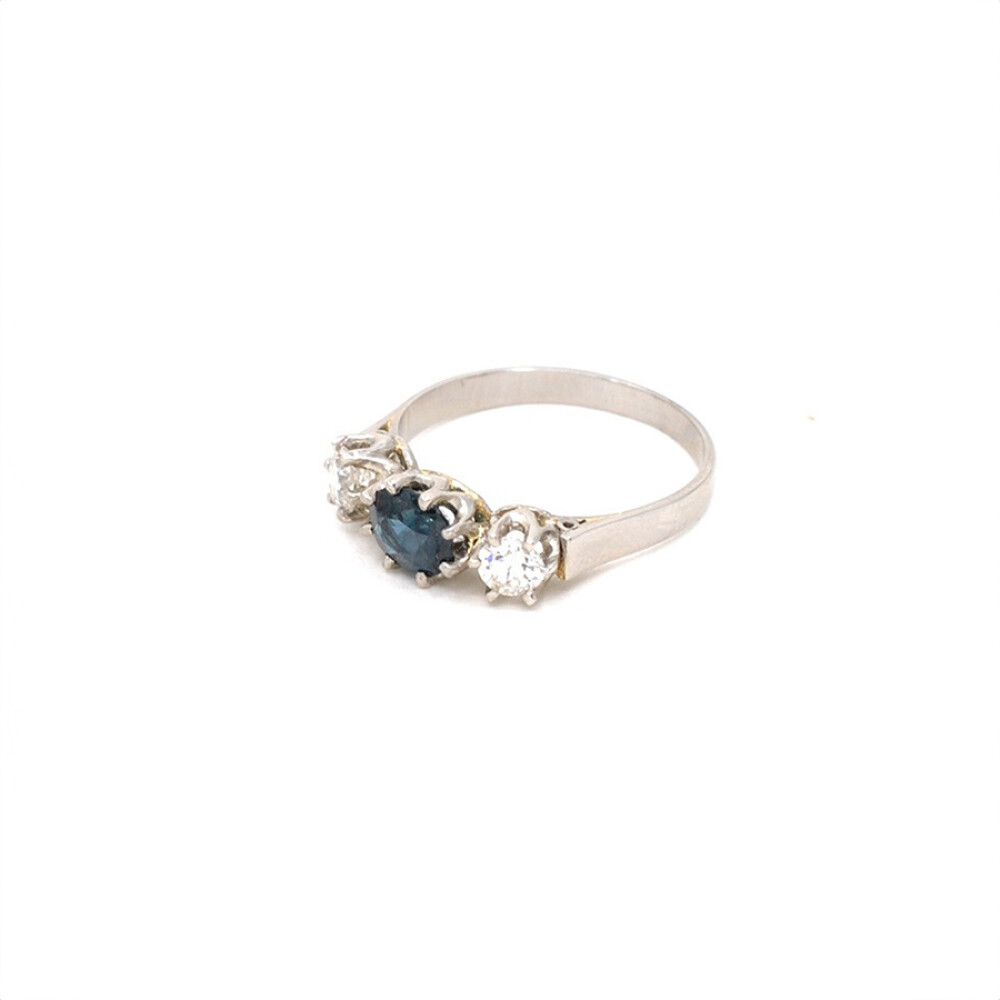 Anillo Estilo Antiguo En Platino Con Brillantes Laterales Y Zafiro Central Anillo Estilo Antiguo En Platino Con Brillantes Laterales Y Zafiro Central