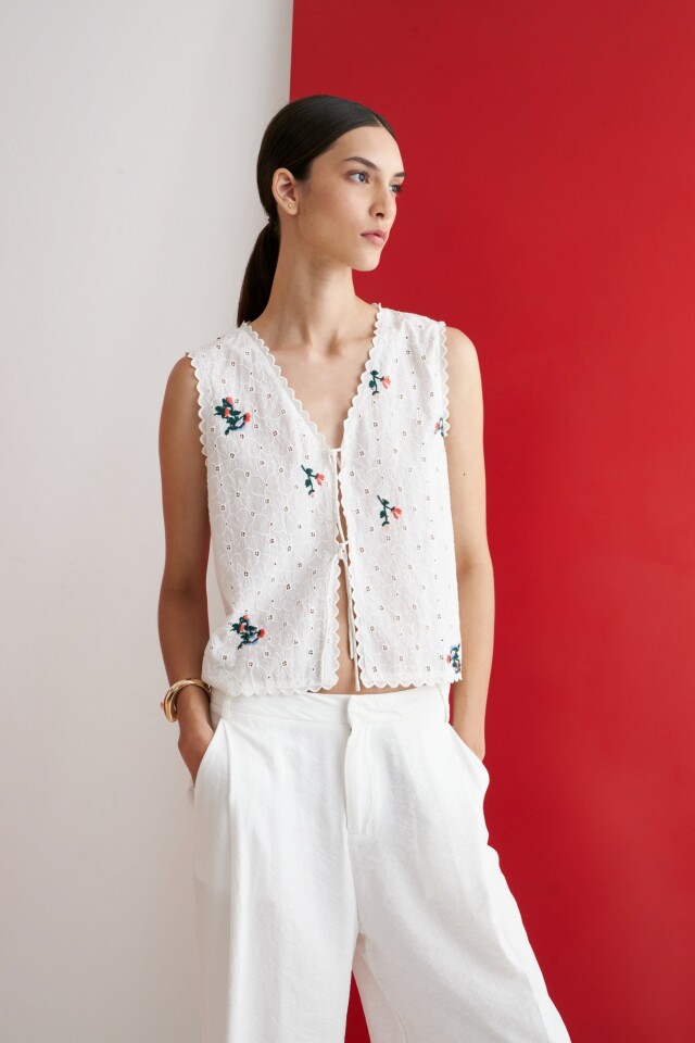 Top de broderie con bordados crudo