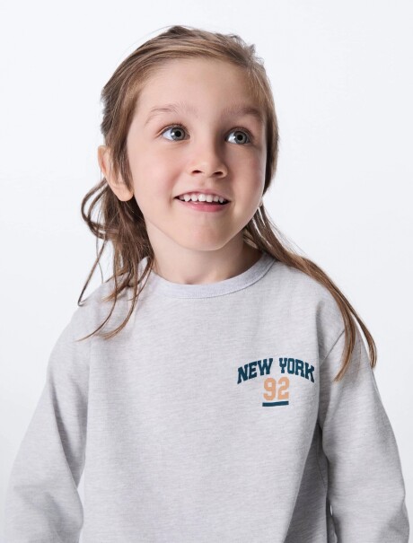 BUZO INFANTIL CON ESTAMPA GRIS