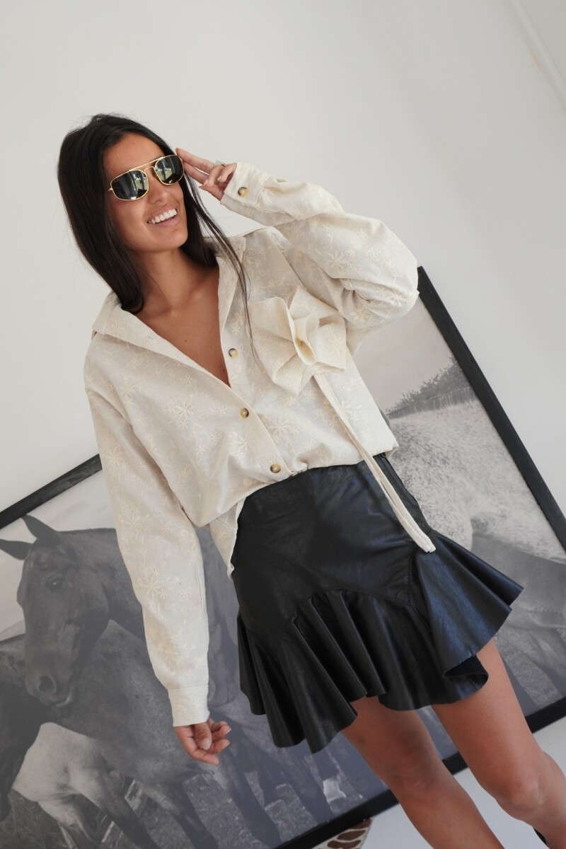 Rosette Embroidery Shirt Crudo