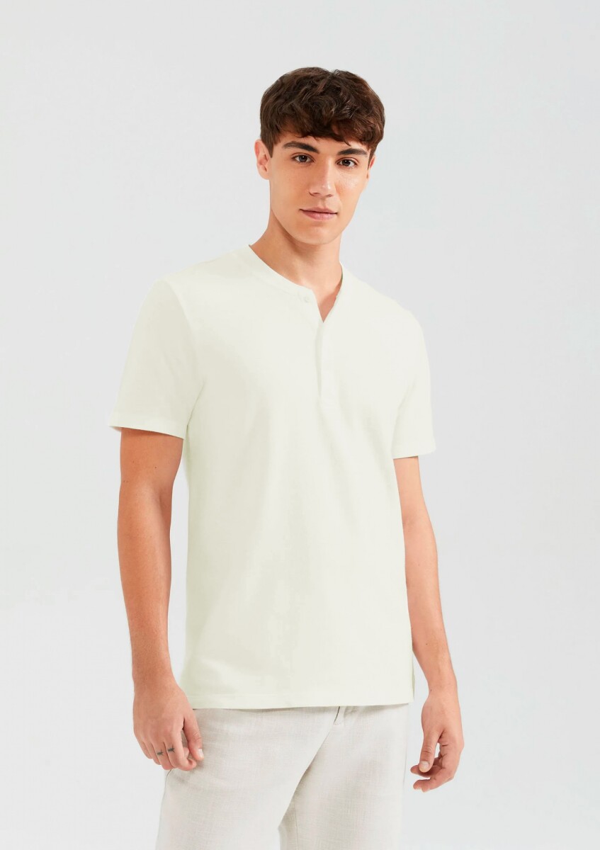 CAMISETA BÁSICA DE BOTONES - BEIGE 
