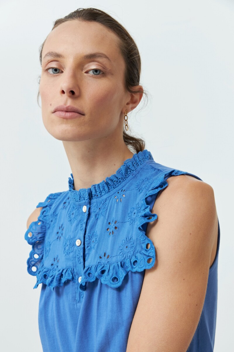 Top con broderie y volados azul regata