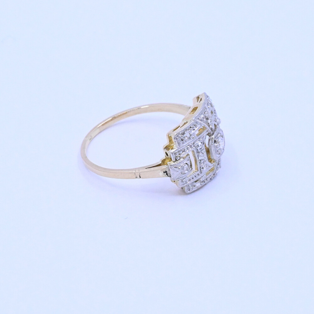 Anillo oro 18k antiguo con brillante y diamantes. Anillo oro 18k antiguo con brillante y diamantes.