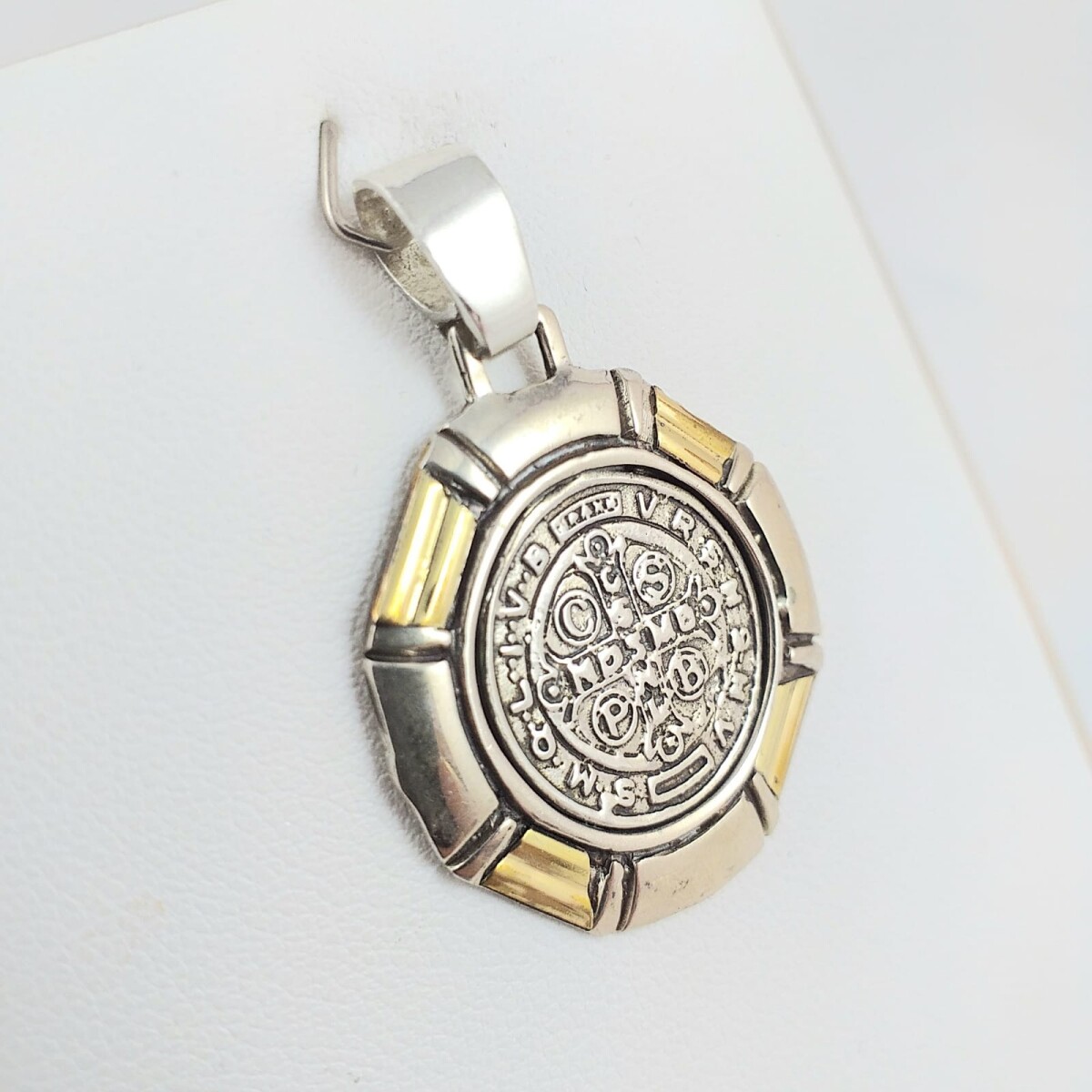 Medalla religiosa de plata 925 con detalles de double en oro 18Ktes, San Benito, diámetro 26mm. 