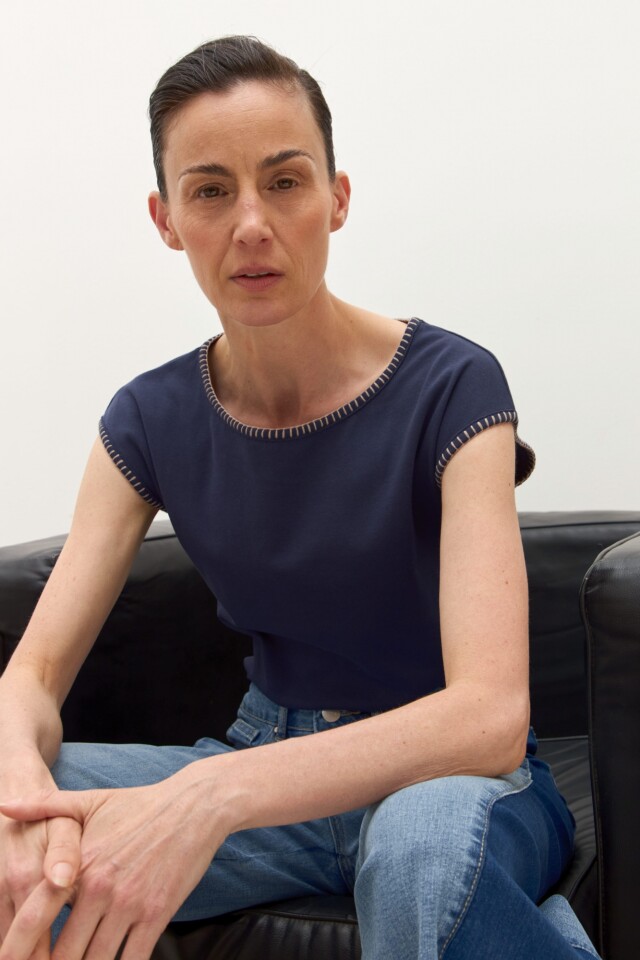 Remera con bordado azul marino