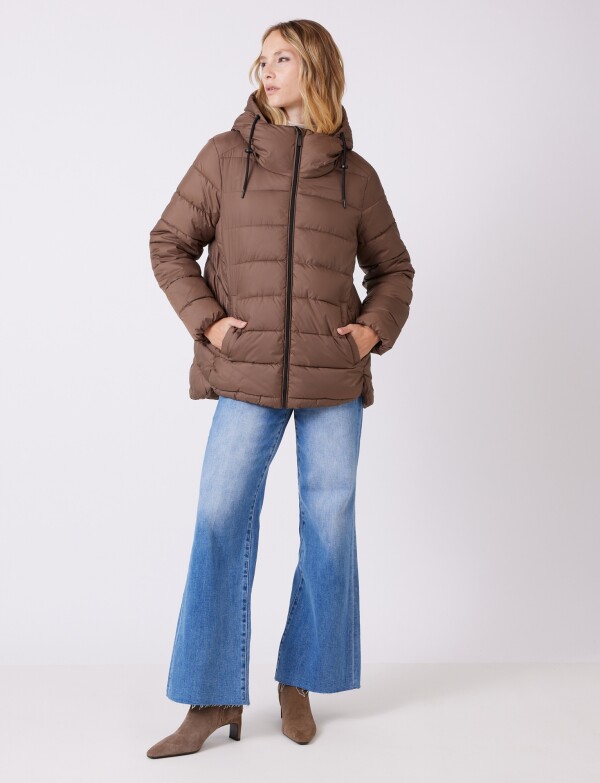 Campera Puffer Con Capucha Y Cuello Alto TOSTADO