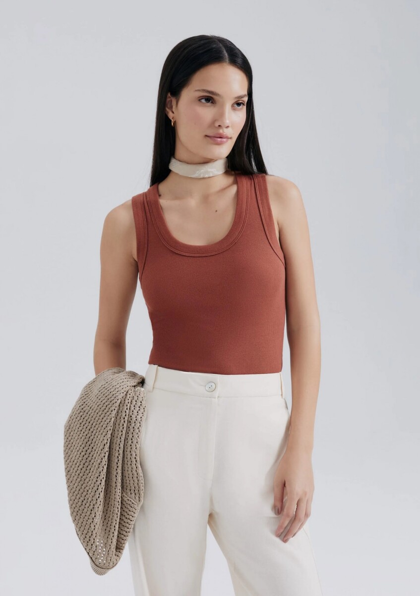 MUSCULOSA EN TELA ACANALADA Y CUELLO U - MARRÓN 