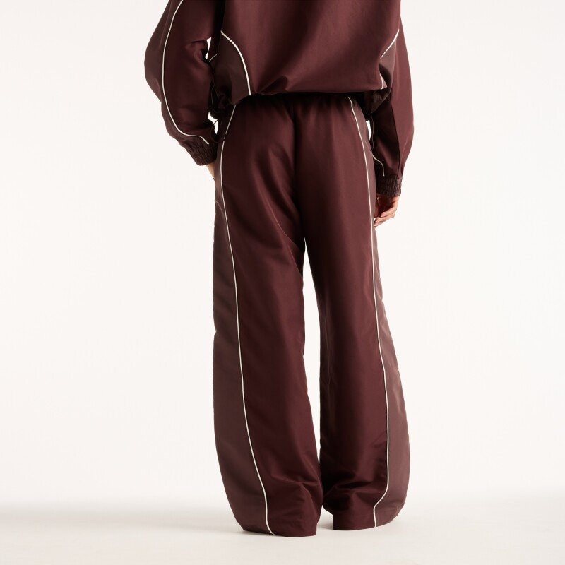 Pantalón Lifestyle New Balance de Dama Trackside WB62O9UFYLR BROWN