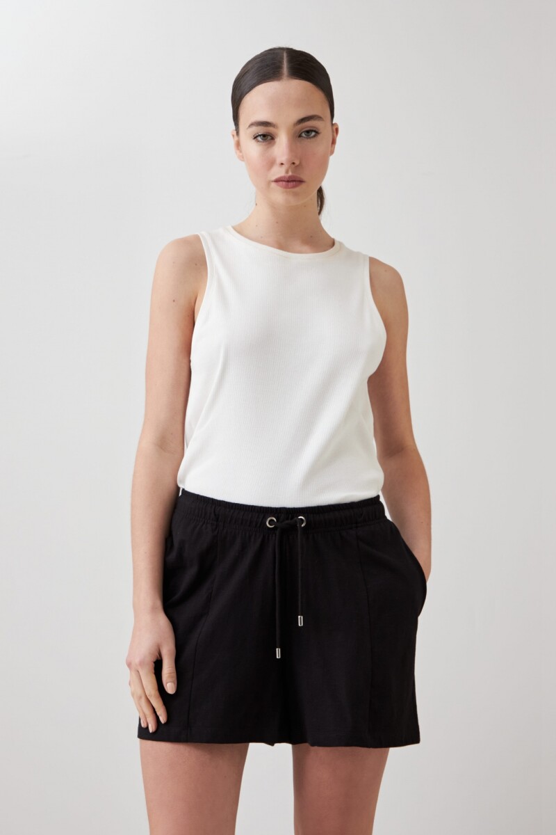 Short con bolsillos laterales negro