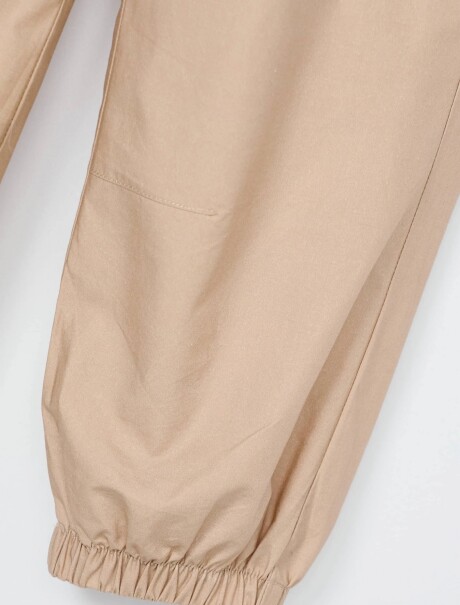 PANTALÓN INFANTIL DE NYLON CON BOLSILLOS BEIGE