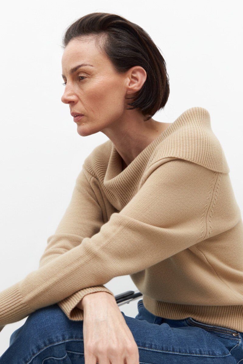 Sweater escote bardot beige