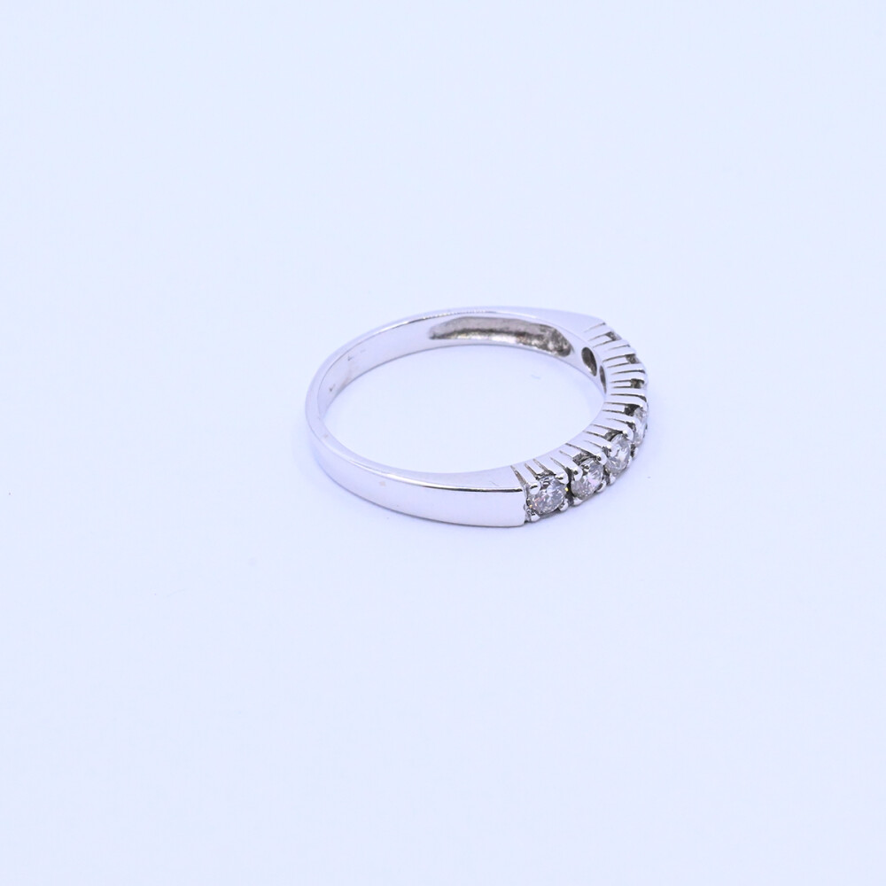 Anillo medio sin fin oro 18k blanco con 7 brillantes engarce 4 puntas. Anillo medio sin fin oro 18k blanco con 7 brillantes engarce 4 puntas.