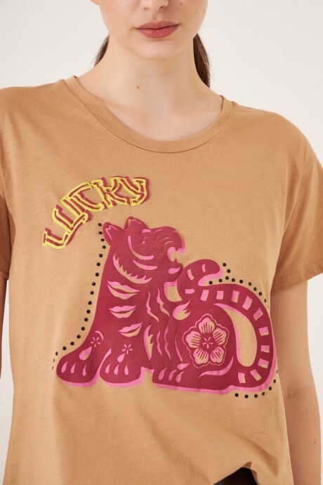 REMERA LUCKY CAMEL