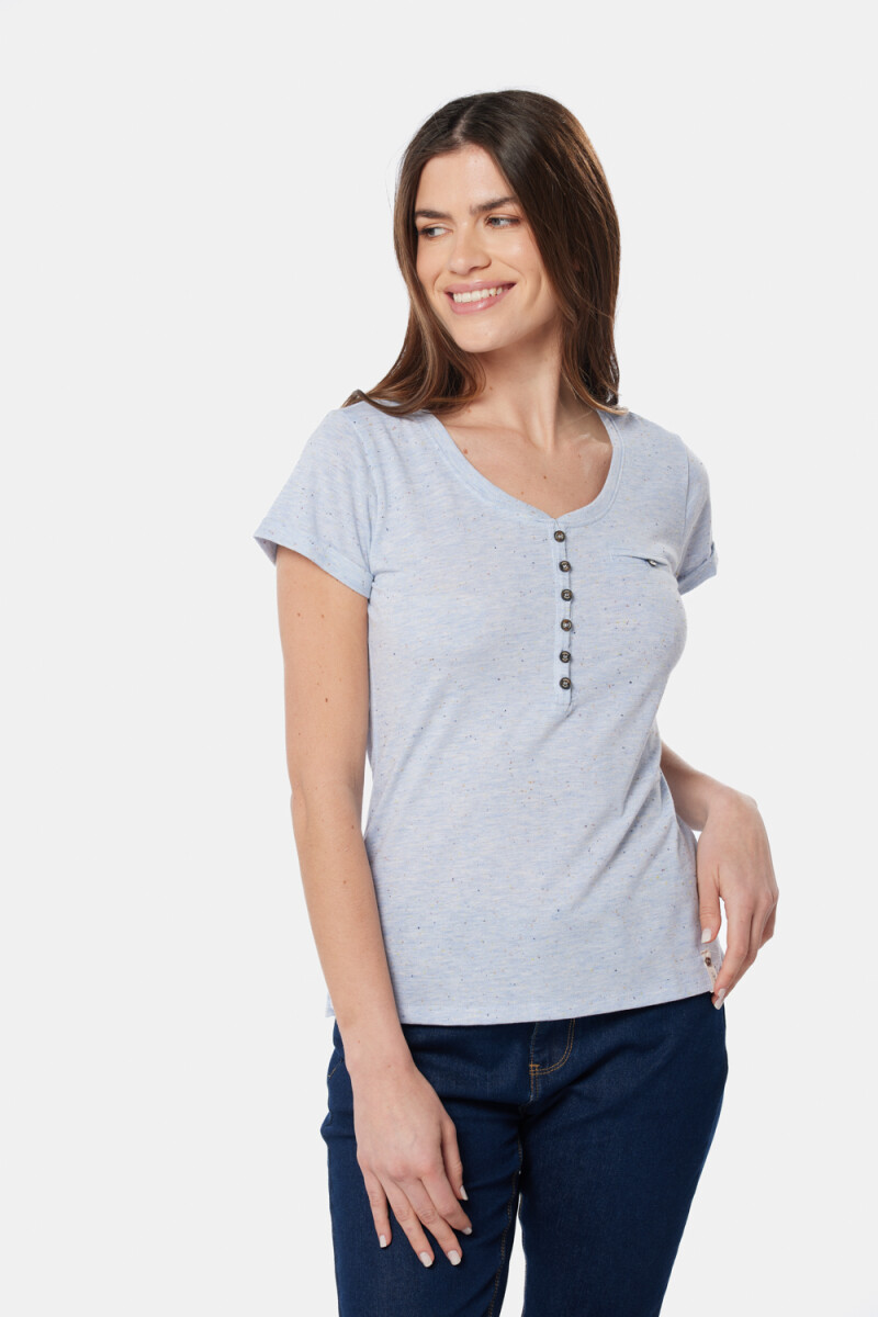 REMERA CON BOTONES - Celeste 