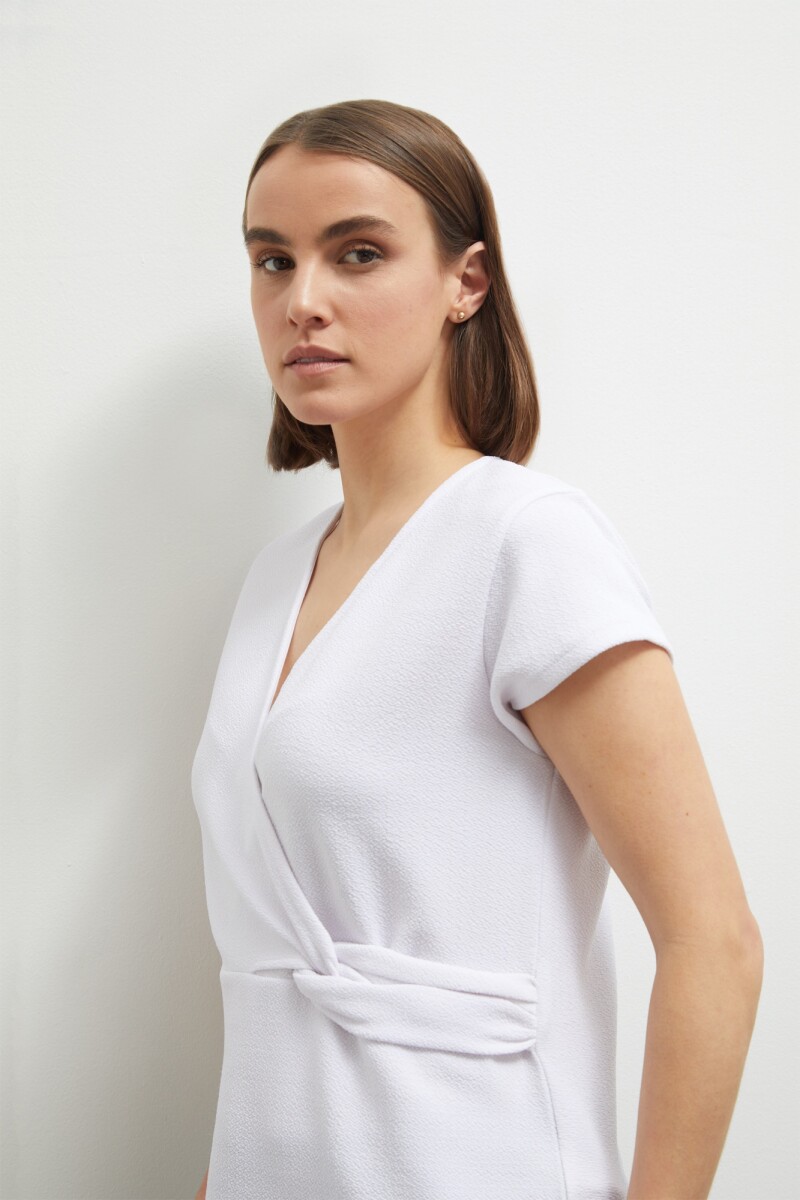 Blusa cruzada con nudo crudo
