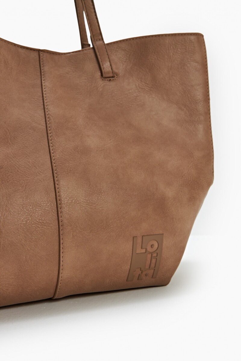 Cartera tote con dijes metálicos beige