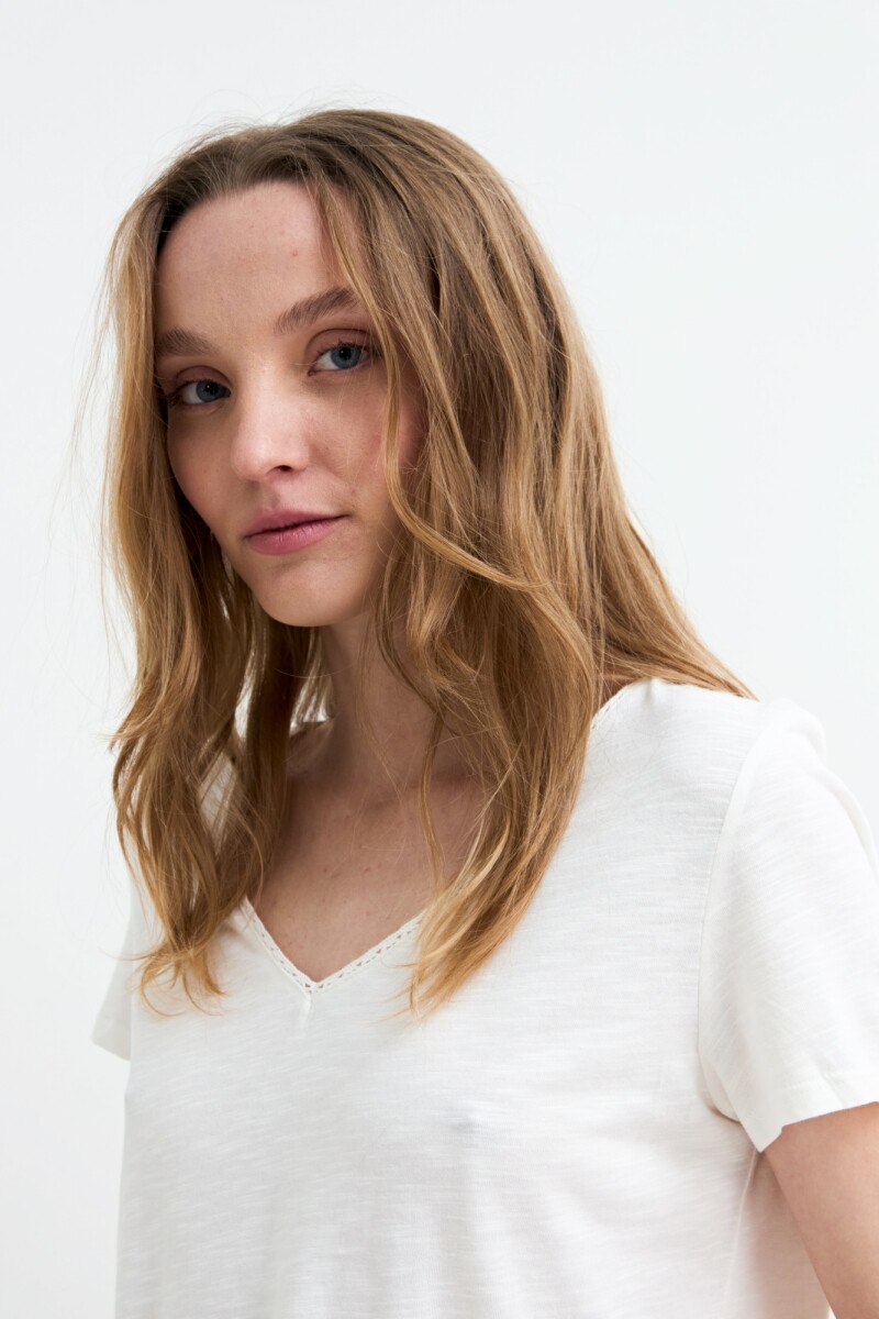 Remera m/c con broderie en cuello BLANCO