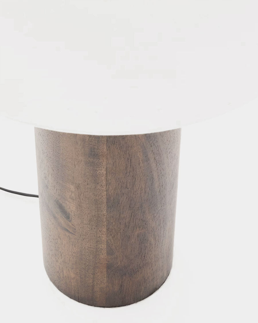 Lámpara de pie Marga de madera maciza con acabado natural con acabado oscuro