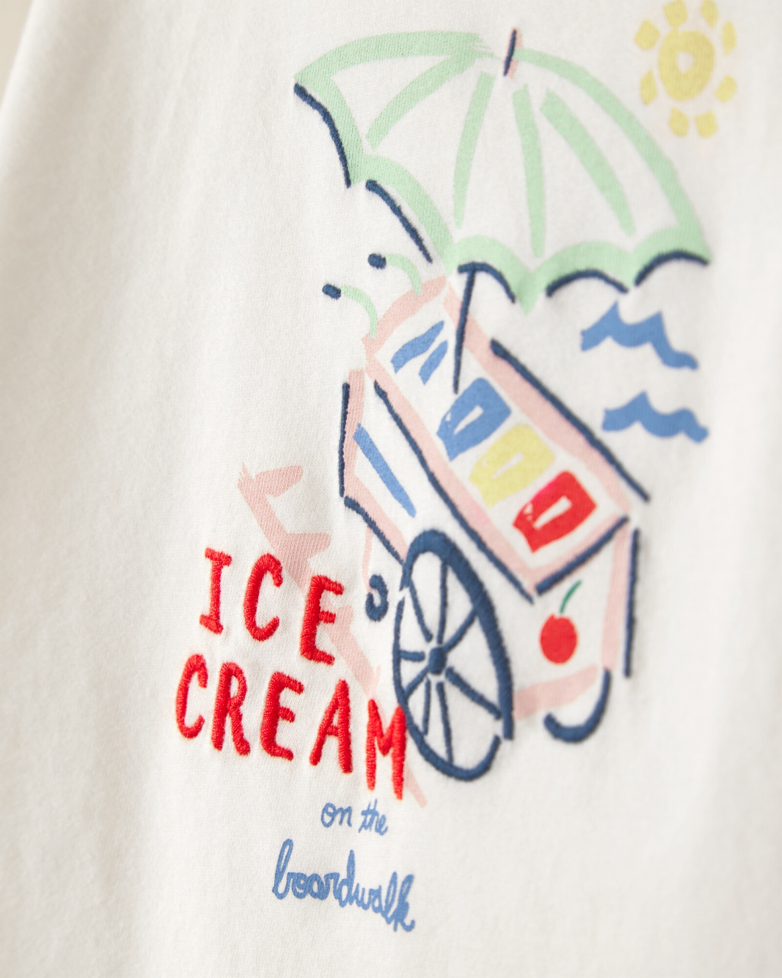 Remera de algodón, manga corta, color crema, estampa helado Sin color