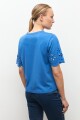 Remera calado en mangas cobalto