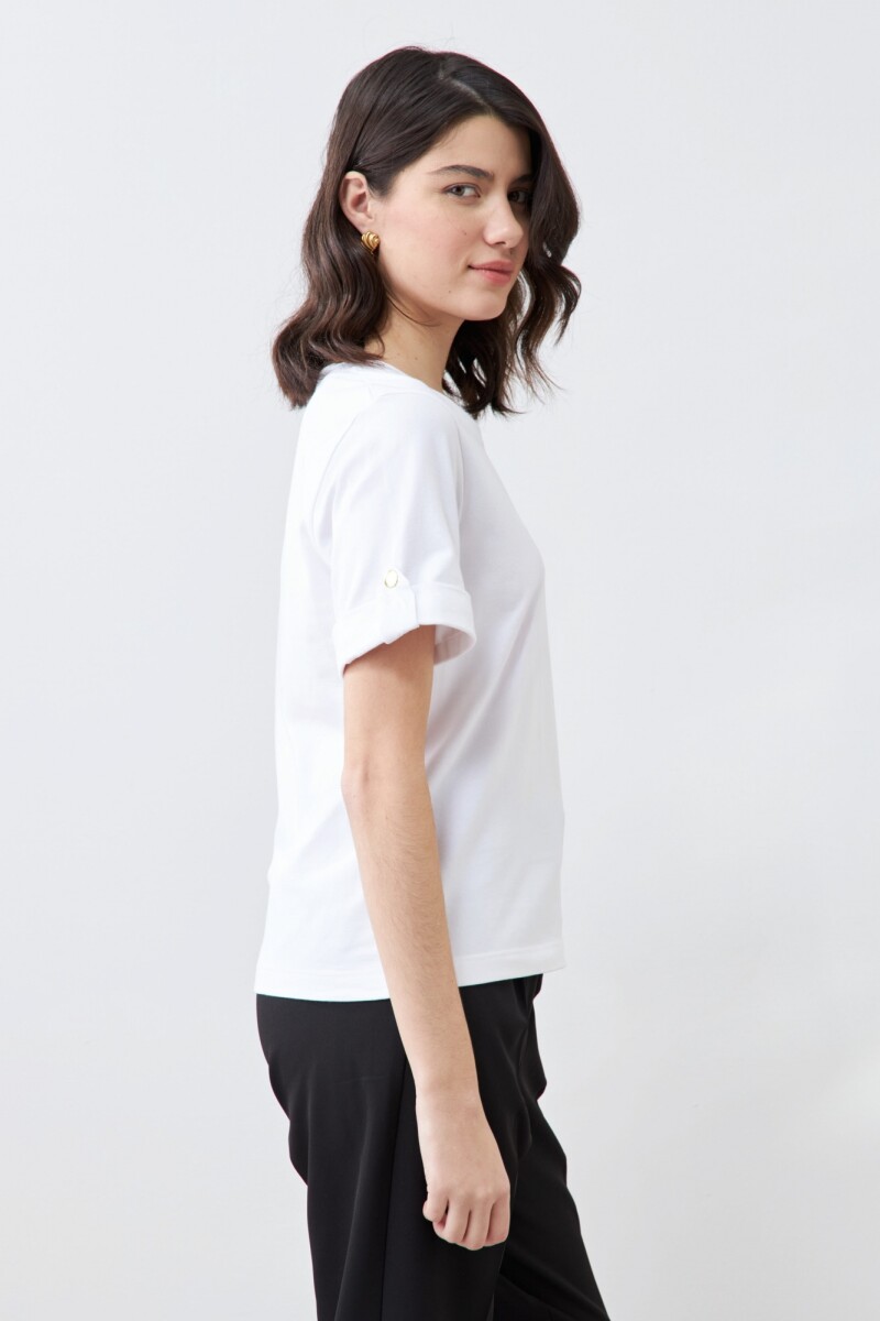 Remera con botón metálico en puños blanco