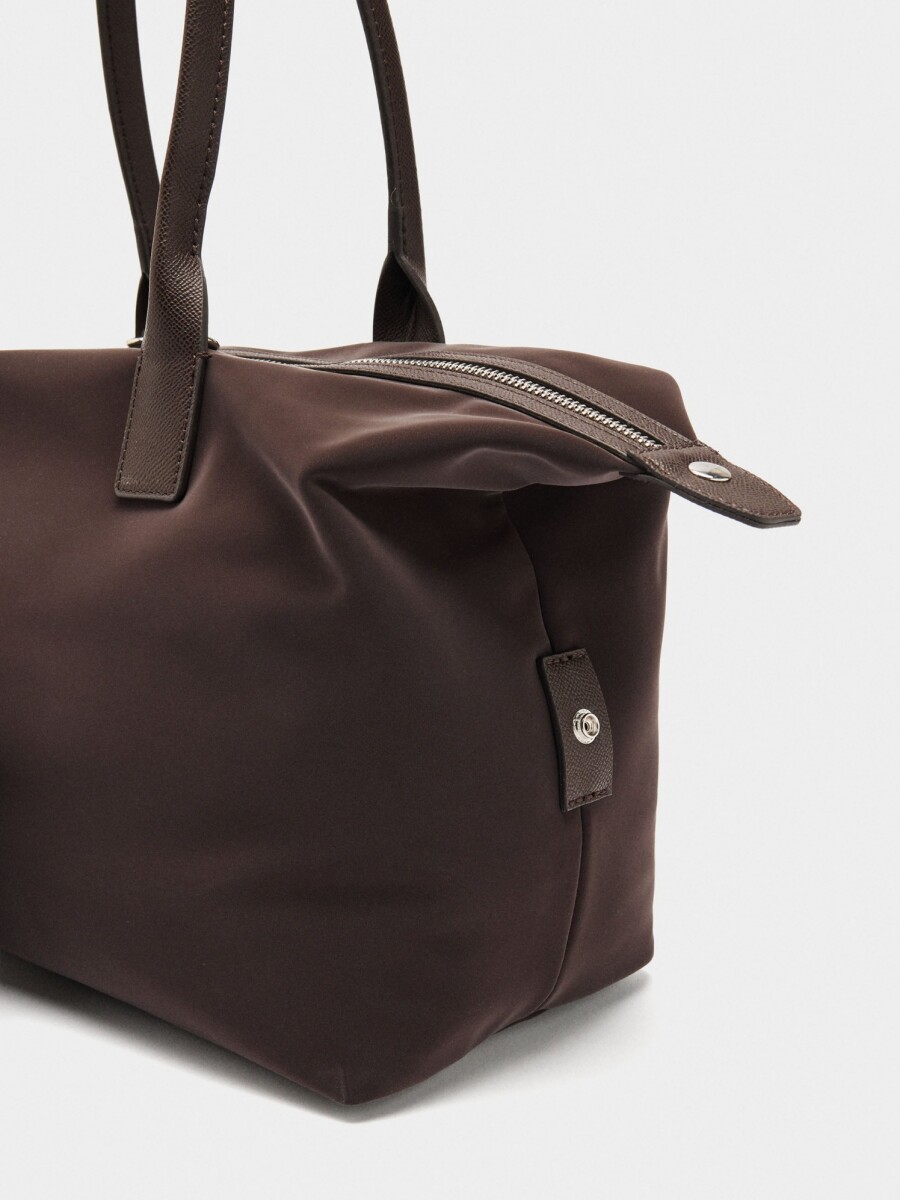 Bolso Shopper De Textura Suave Con Colgante marron