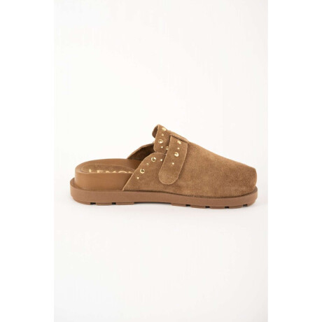 Zueco Gamuza Con Tachas Camel