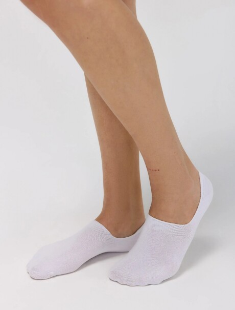 KIT CON 3 PARES DE MEDIAS TIPO SOQUETES UNISSEX BLANCO